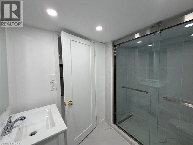 Photo du bâtiment - 804 St Clair Ave W