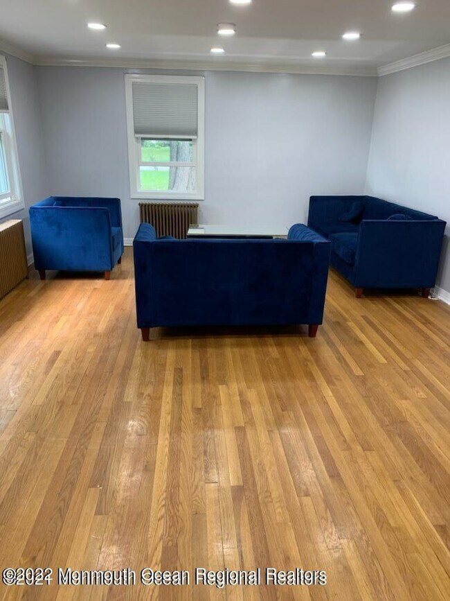 Foto del edificio - 295 Roosevelt Ave