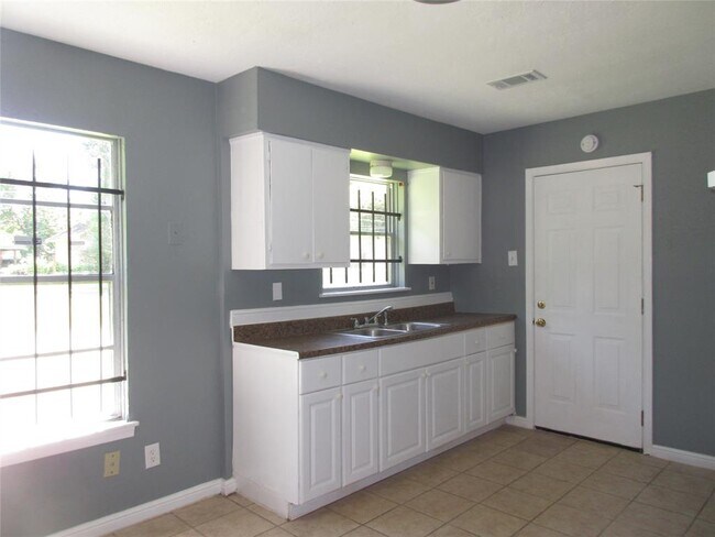 Building Photo - 9222 Oak Knoll Ln