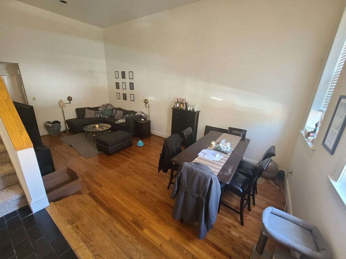 Foto principal - Spacious 2BR/1.5BTH w/ HW Floors, New Kitc...