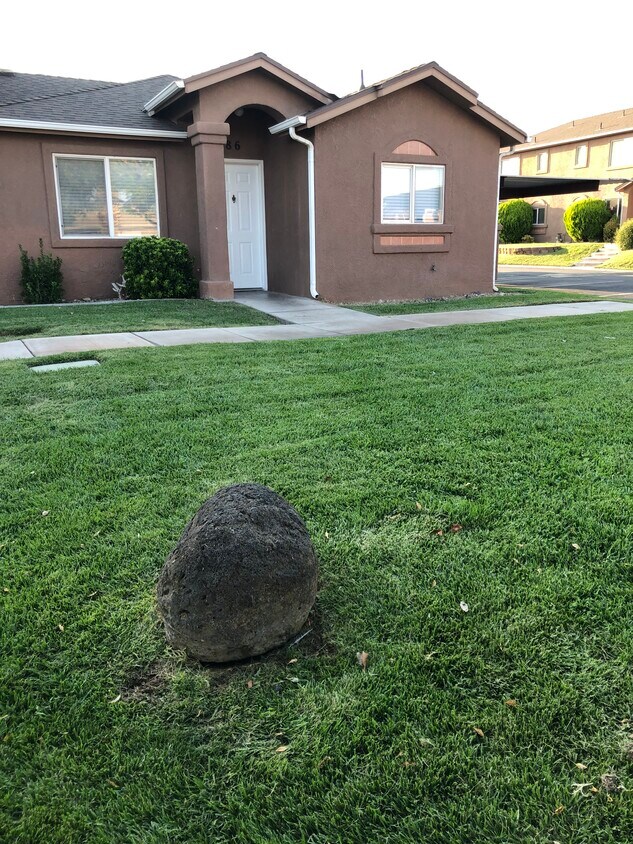 Foto principal - 444 Sunland Dr