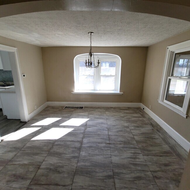 Building Photo - 565 Teddy Ave