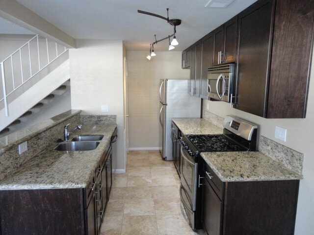 Foto del edificio - Coming Soon A Beautiful 2 + 1 Townhouse Saugus