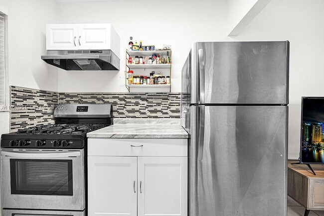 Foto del edificio - 7625 Harding Ave