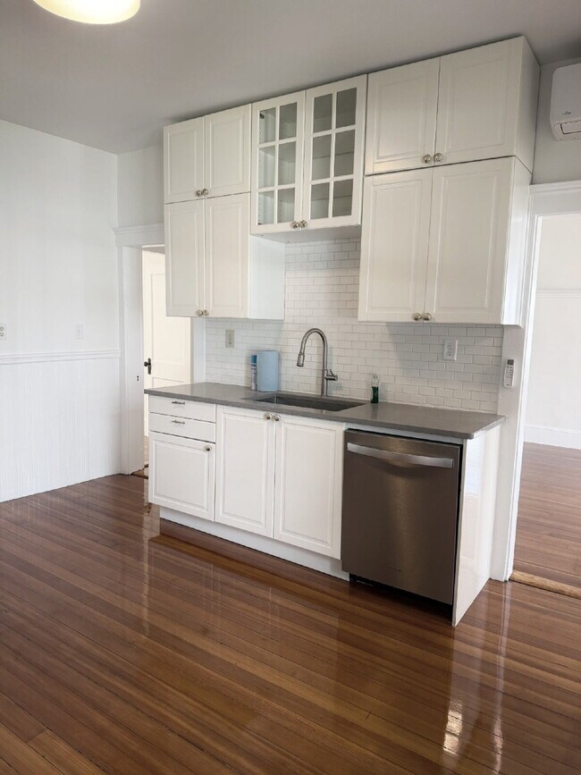 Foto del edificio - Available NOW! Spacious 3 BED 1 BATH in quiet neighborhood