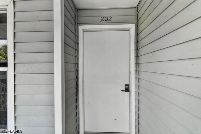 Building Photo - 1915 Courtyard Way
