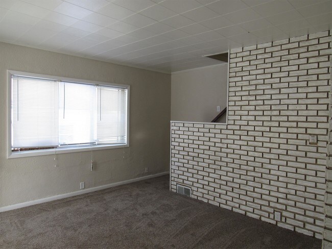 Building Photo - 1744 S Twyckenham Dr