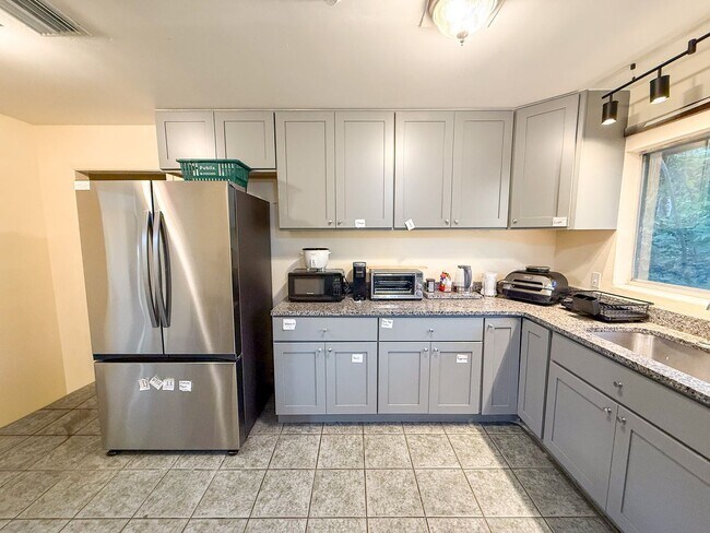 Foto del edificio - Large 9 Bedroom House In Walking Distance to Sorority Row