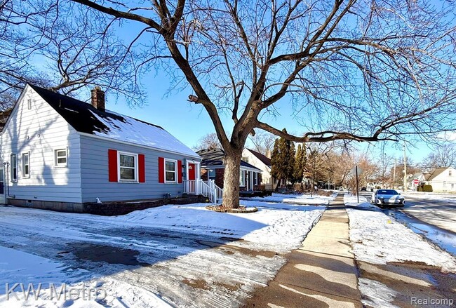 Building Photo - 421 Gardendale St