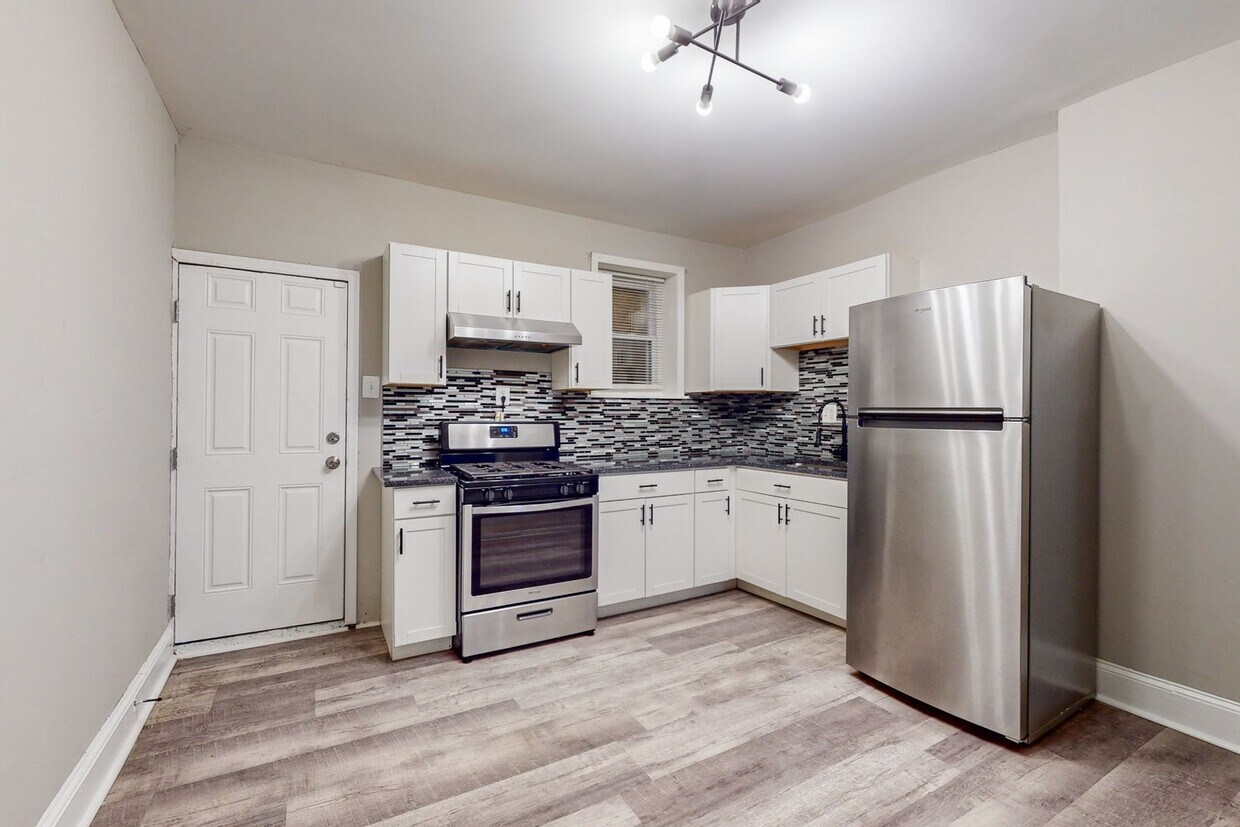 Foto principal - Finished Basement & Fenced Backyard!