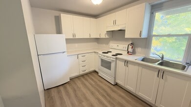 Building Photo - 2-4587 Mallette Crescent