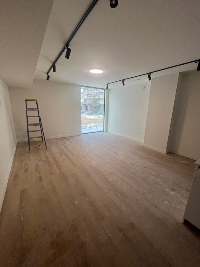 Building Photo - 238-238 Wellington Crescent