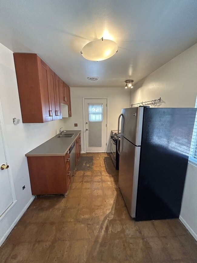 Building Photo - 1 bedroom 1 bathroom with Large Storage Unit!
