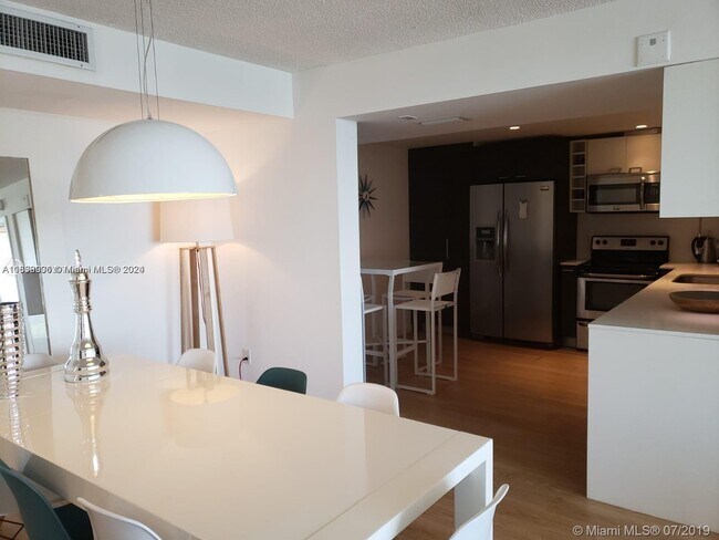 Foto del edificio - 9250 W Bay Harbor Dr