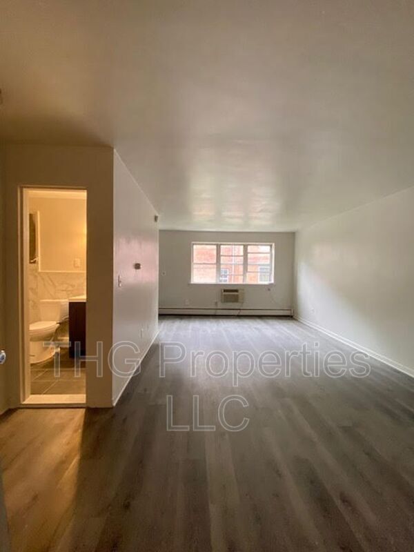 Building Photo - 315 W 8th St