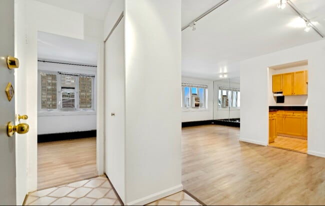 Building Photo - 700 W Bittersweet Pl