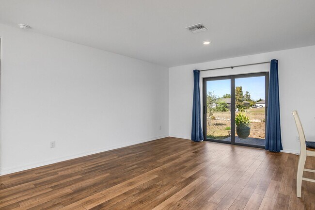 Foto del edificio - NOW AVAILABLE - 3/2 with 2 Car Garage in Mirror Lakes!