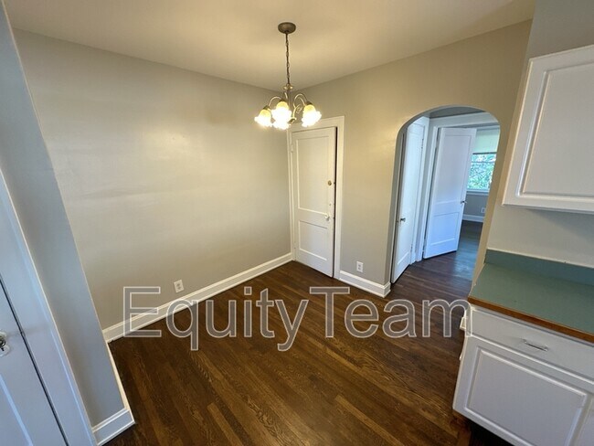 Building Photo - 3157 Parkview Ave