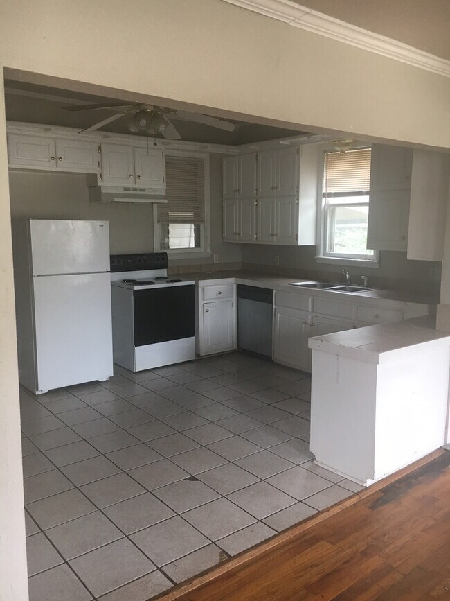 Building Photo - 5 Bedroom 2 Bath Extremely close to U of A !