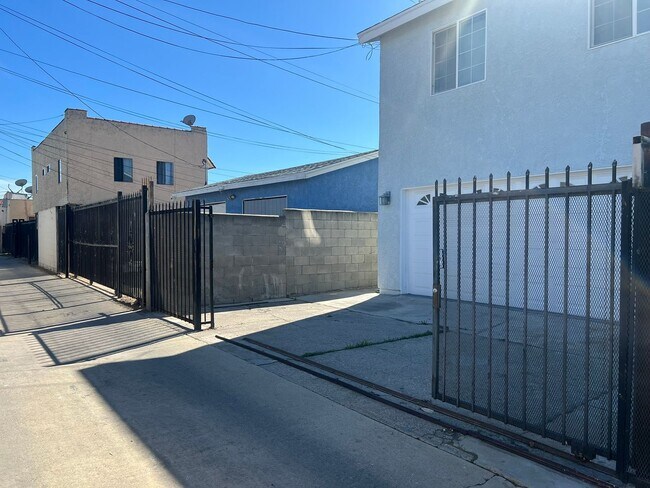 Foto del edificio - Spacious 2 Bedroom + Bonus Room, Back House w/ Garage & Gated Entry