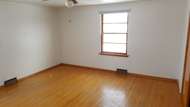Bedroom - 611 4th Ave NW