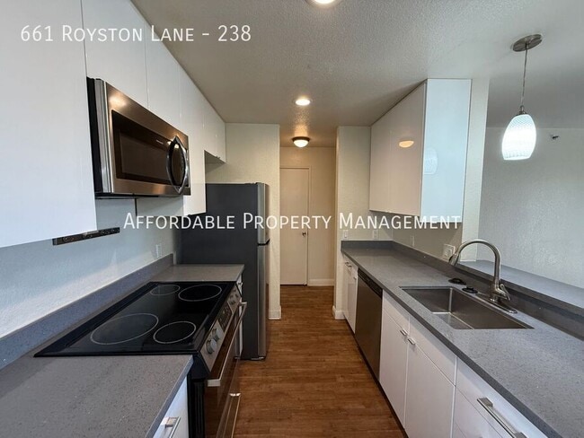 Building Photo - 661 Royston Ln