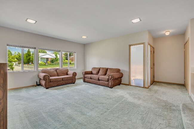 Foto del edificio - 2670 E Lambourne Ave