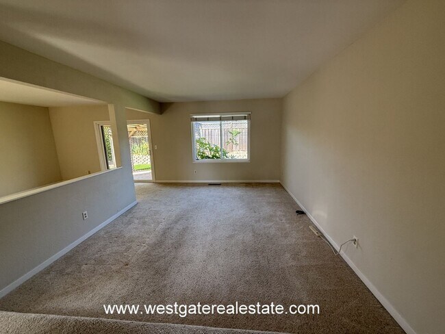 Building Photo - Lovely southeast Petaluma single level 3 b...