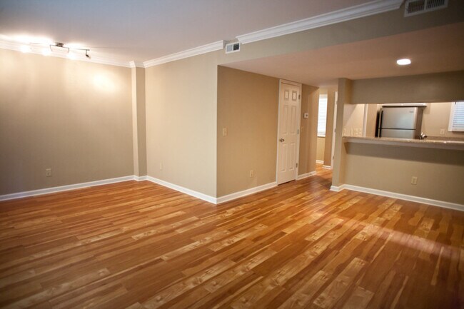 Foto del edificio - Renovated 4BR town house apartment a few b...