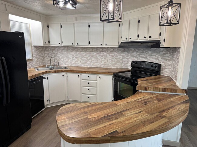 Foto del edificio - Renovated 3BR Home in Kingsport | Large Kitchen, W/D Included & Deck