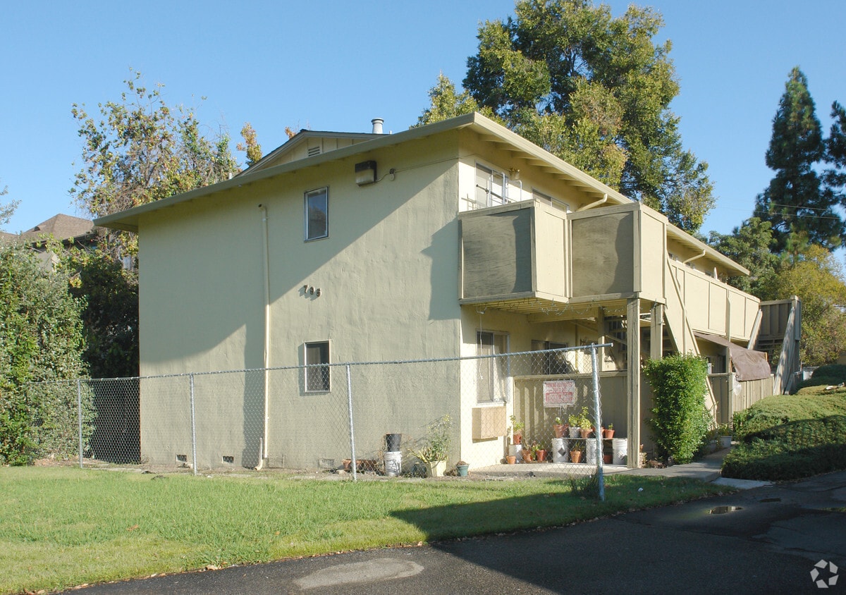 Foto principal - 795 Carmel Ave