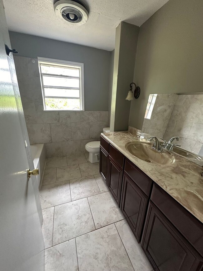 Building Photo - 439 Oak Grove Rd