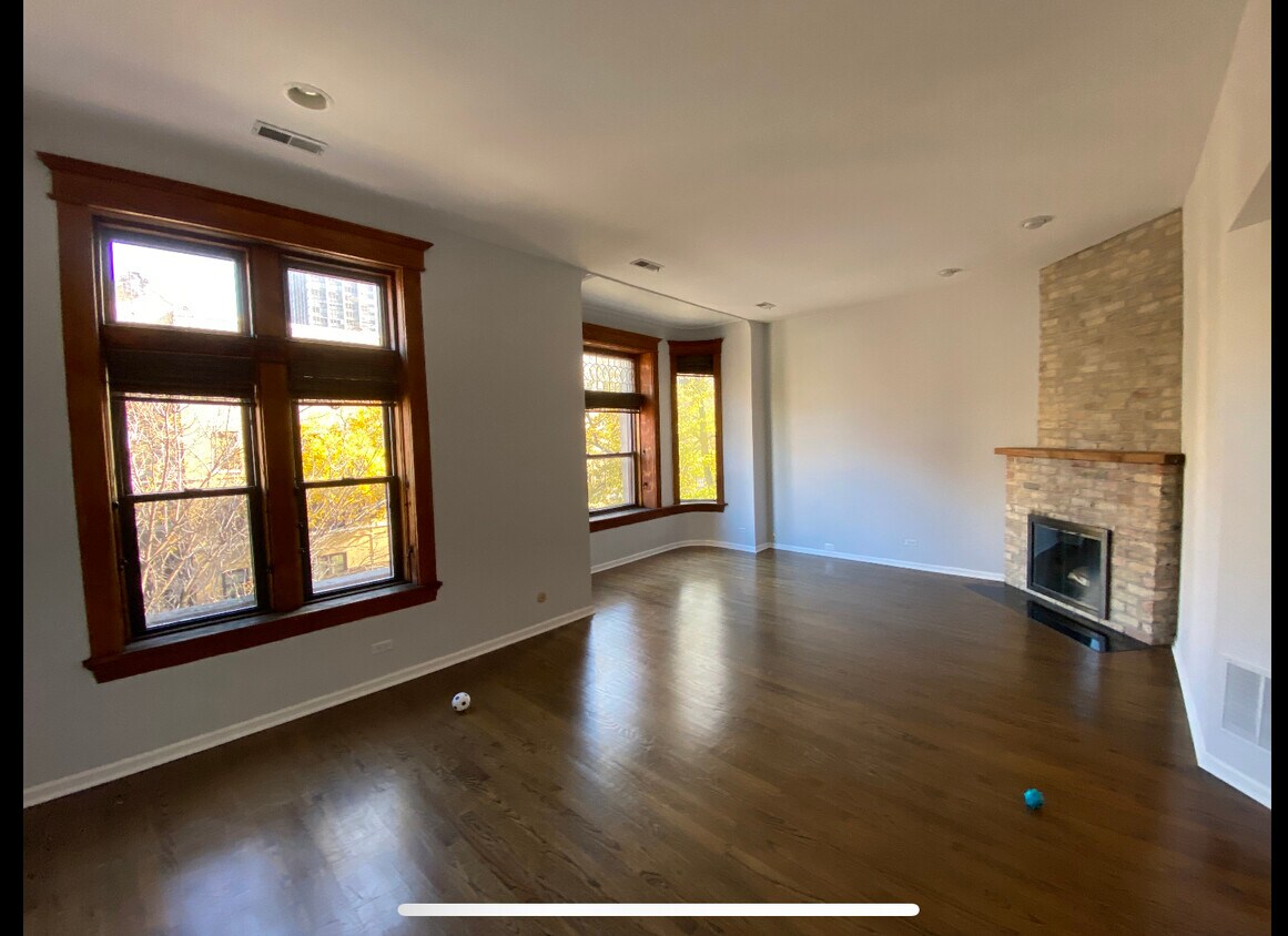 Primary Photo - 4008 N Clarendon Ave