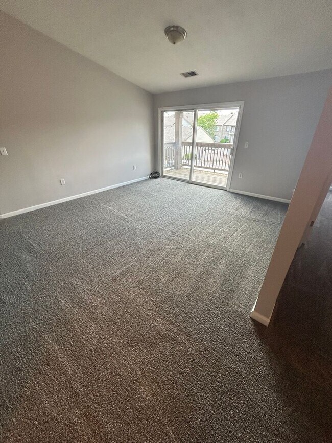 Building Photo - 2 BR Condo in Warren Twp