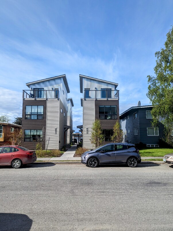 Primary Photo - 957 W 12th Ave