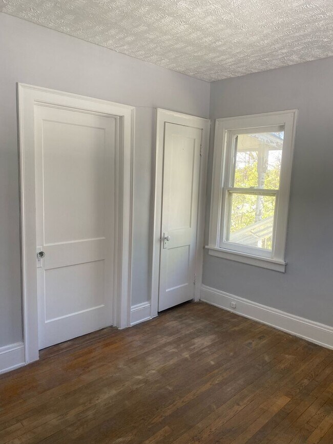 Building Photo - 2 Bedroom Duplex in Cleveland
