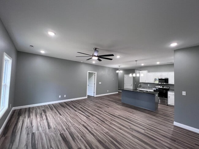 Building Photo - Twin Oaks Drive