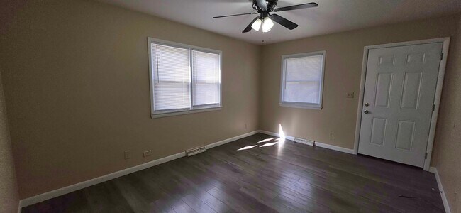 Building Photo - Link 826/830