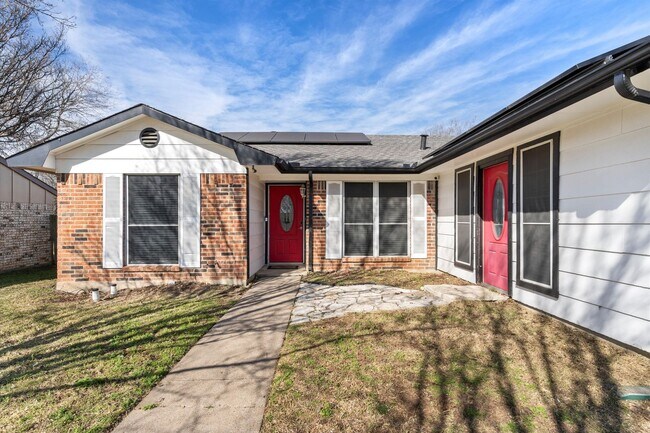 Building Photo - Charming 4-Bedroom Home with Modern Update...