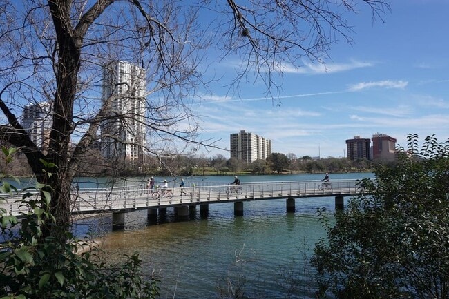 Foto del edificio - 500 E Riverside Dr