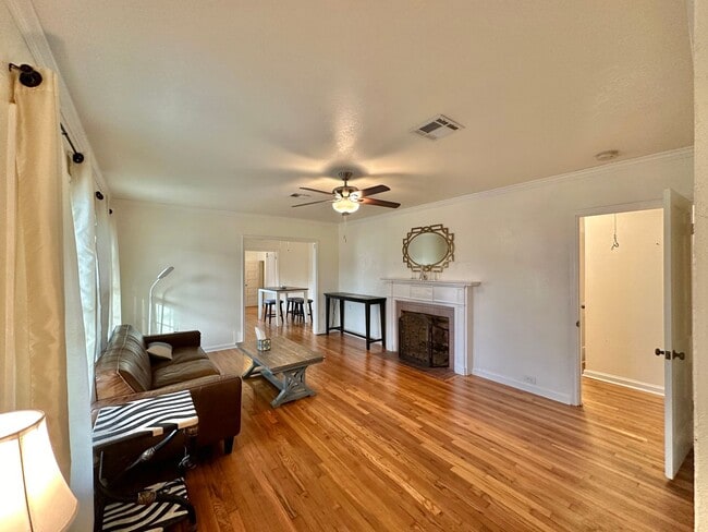 Building Photo - Viewable Now!