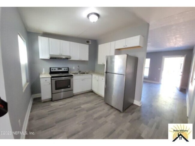 Building Photo - Newly remodeled 3/1