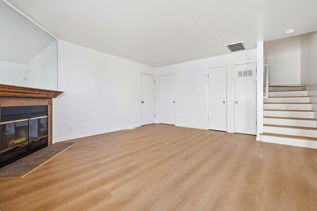 Foto del edificio - Updated Townhome with Garage!