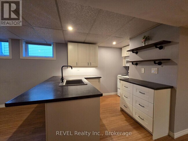 Building Photo - 33 Dundas Crescent