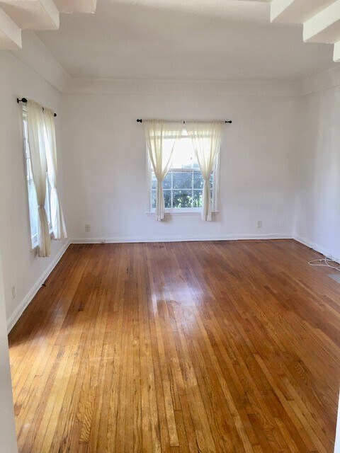 Building Photo - 114 S Flores St