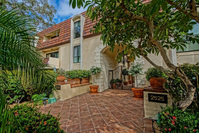 Foto del edificio - Newly Remodeled, Bright & Airy End Unit Condo in the beautiful "Villa Florenza" Complex in the he...