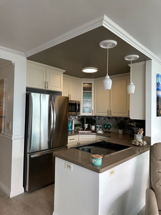 Building Photo - Waikiki Studio with Ocean Views