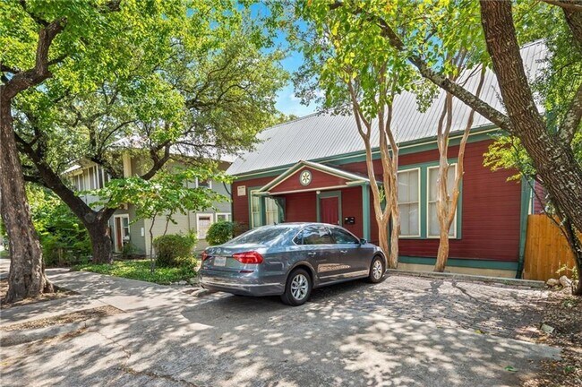 Photo - 209 E. 31st St - Walking distance to UT free standing house with a yard