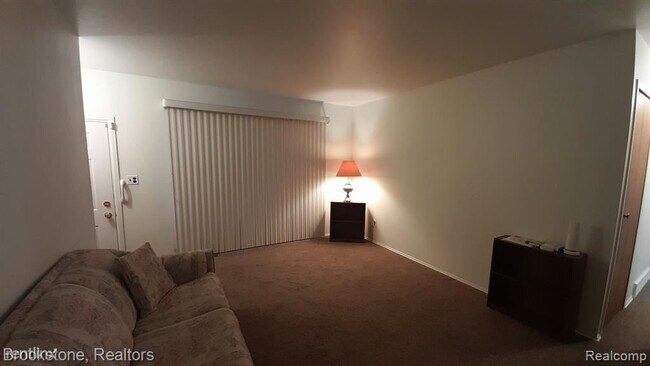 Foto del edificio - 3 br, 1.5 bath House - 25227 Saint Clement Dr