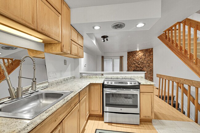 Building Photo - 721 Julian Cir